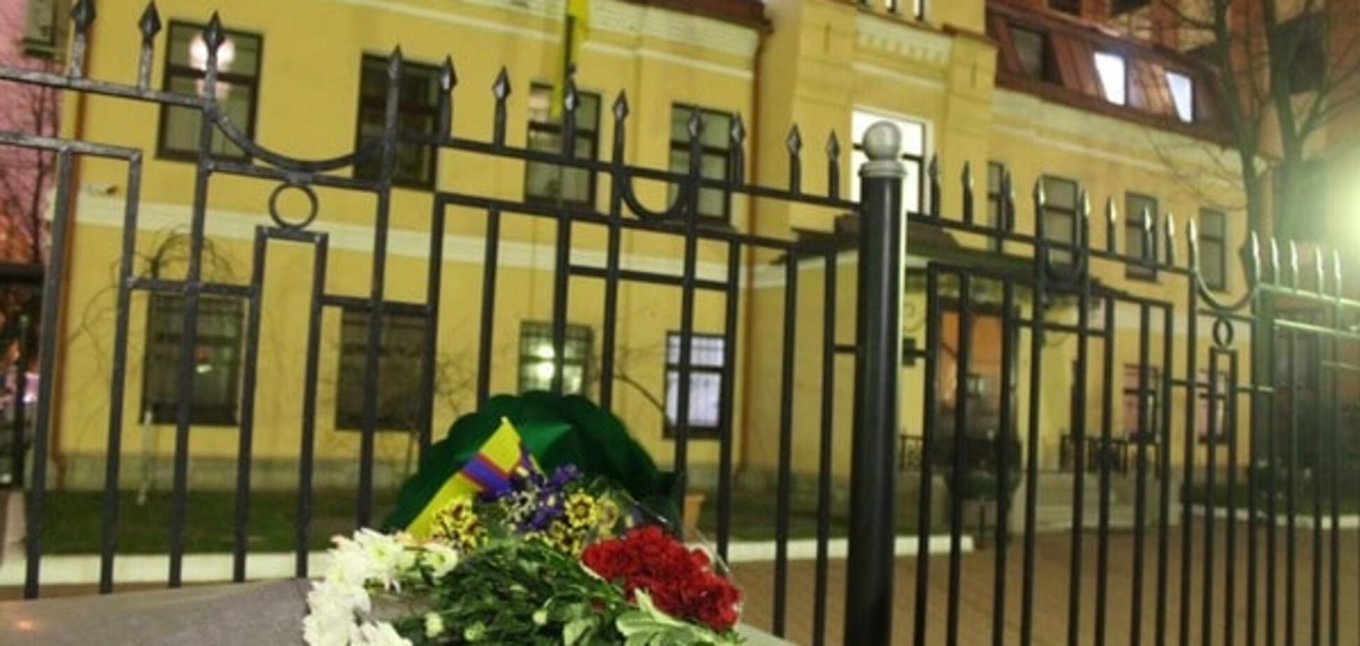 У консульства Украины в Петербурге почтили память погибшего активиста Колесникова