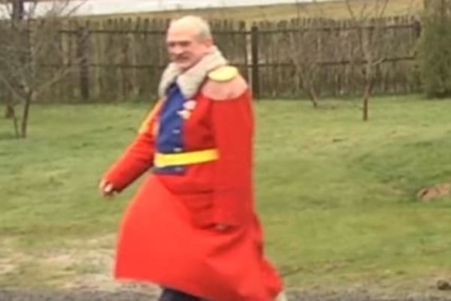 Лукашенко 'подрабатывает': президента Беларуси засекли в костюме Деда Мороза