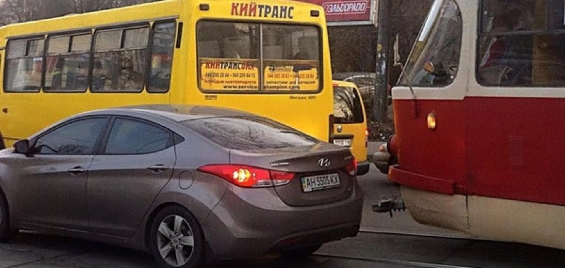 У Києві 'шумахер' ледь не збив пасажирів, що виходили з трамвая: фотофакт