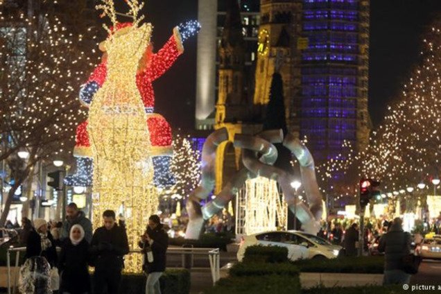 Европейские города озарили рождественские огни: фотофакт