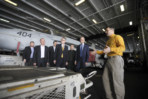 Яценюк побывал на борту американского атомного авианосца