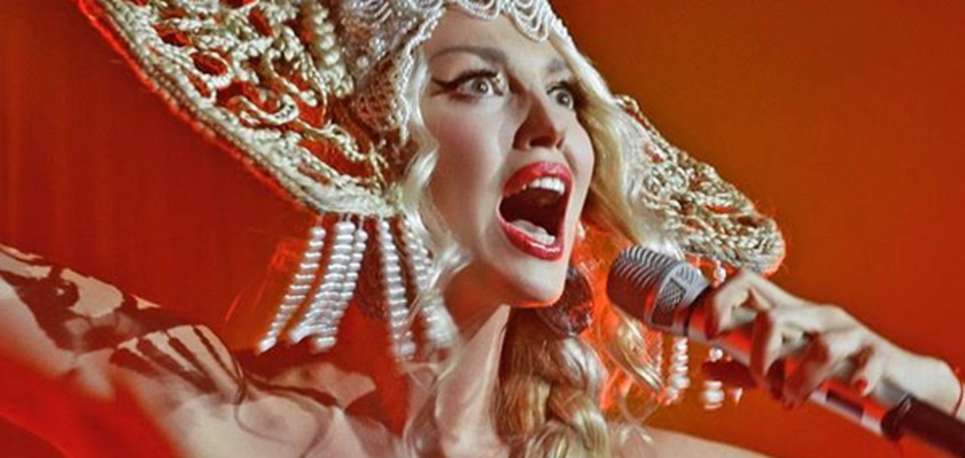 Оля Полякова стала обнаженным воином с арбузом на голове