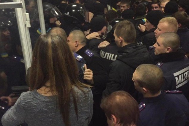 Силовики устроили побоище в суде над подозреваемым по делу Бузины