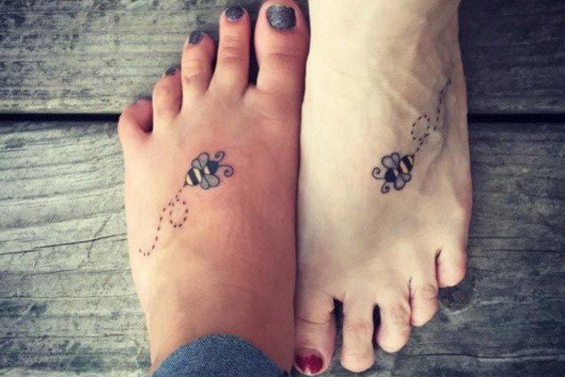 Особая связь: 25 трогательных парных тату мам и дочек