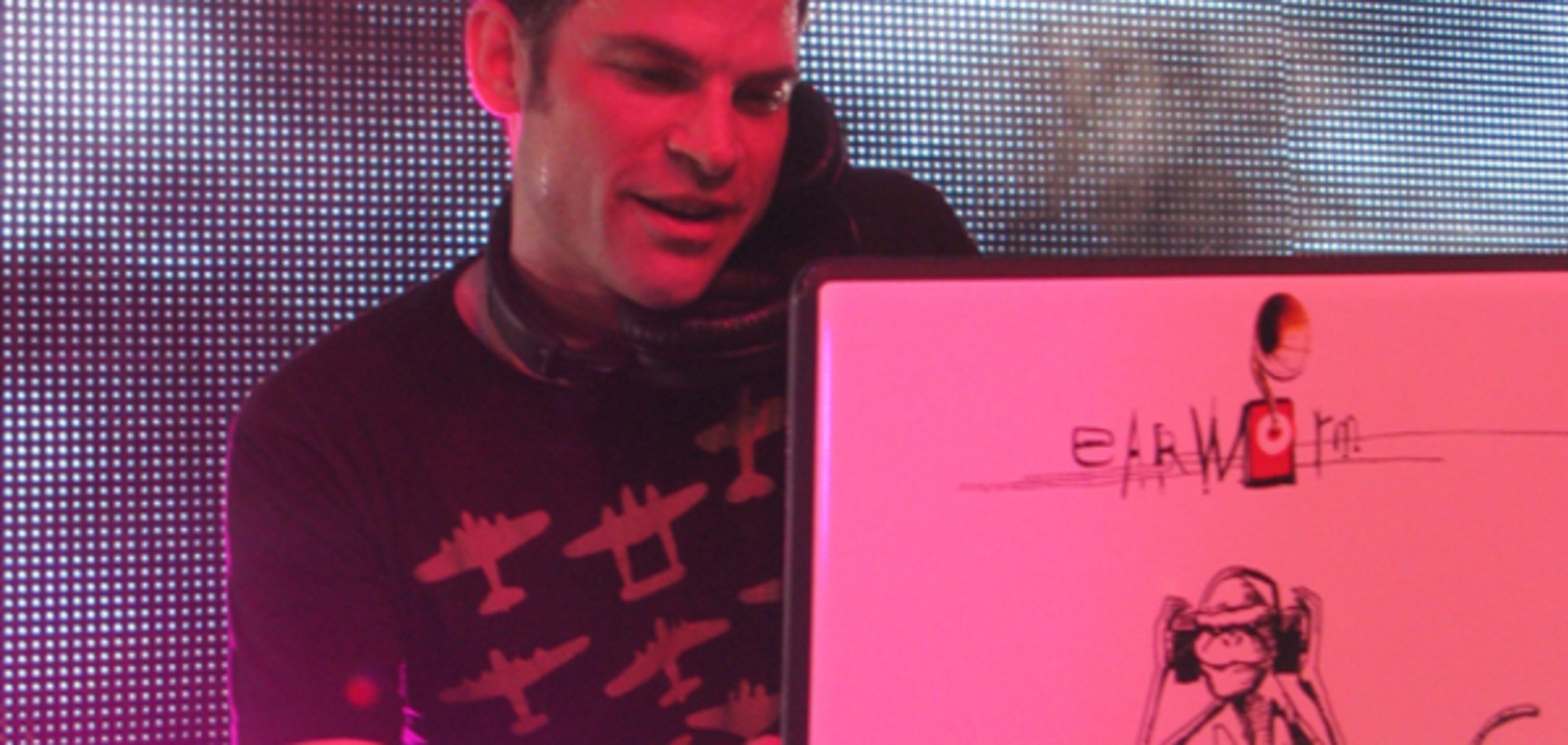 Микс года: репер записал ролик из 50 главных поп-хитов