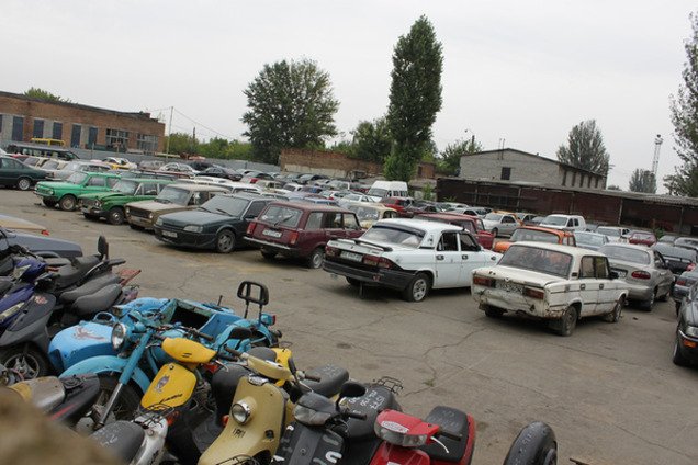 В Украине стали угонять авто на штрафплощадах: машины не охраняют