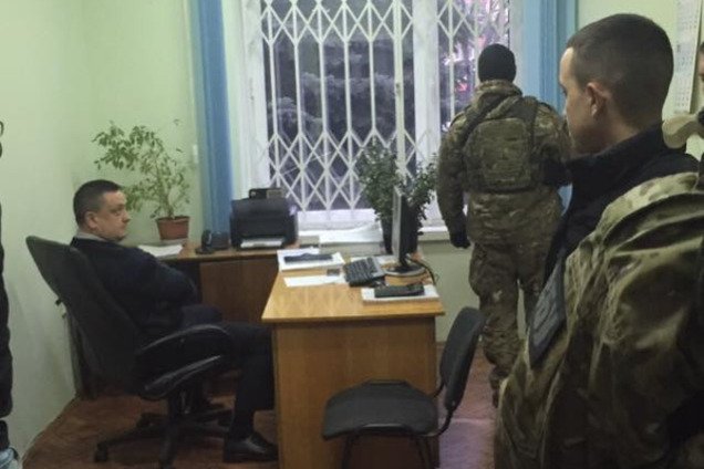 Руководителей фискальной службы Черновцов задержали за взятку 65 тыс грн