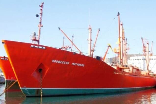 Без світла і з трупом: у Китаї заарештували російський корабель