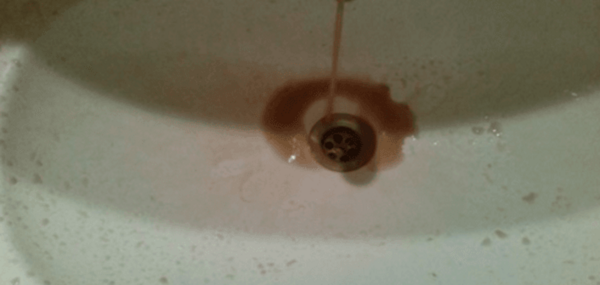 'Это победа!': в Донецке из кранов потекла коричневая вода, фотофакт