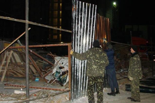 В Киеве на скандальной стройке повторно снесли забор