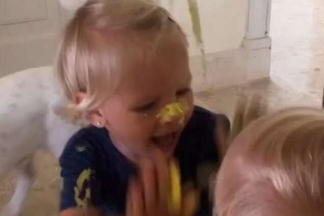 Дочь Тимати научилась рисовать носом по зеркалу: видеофакт