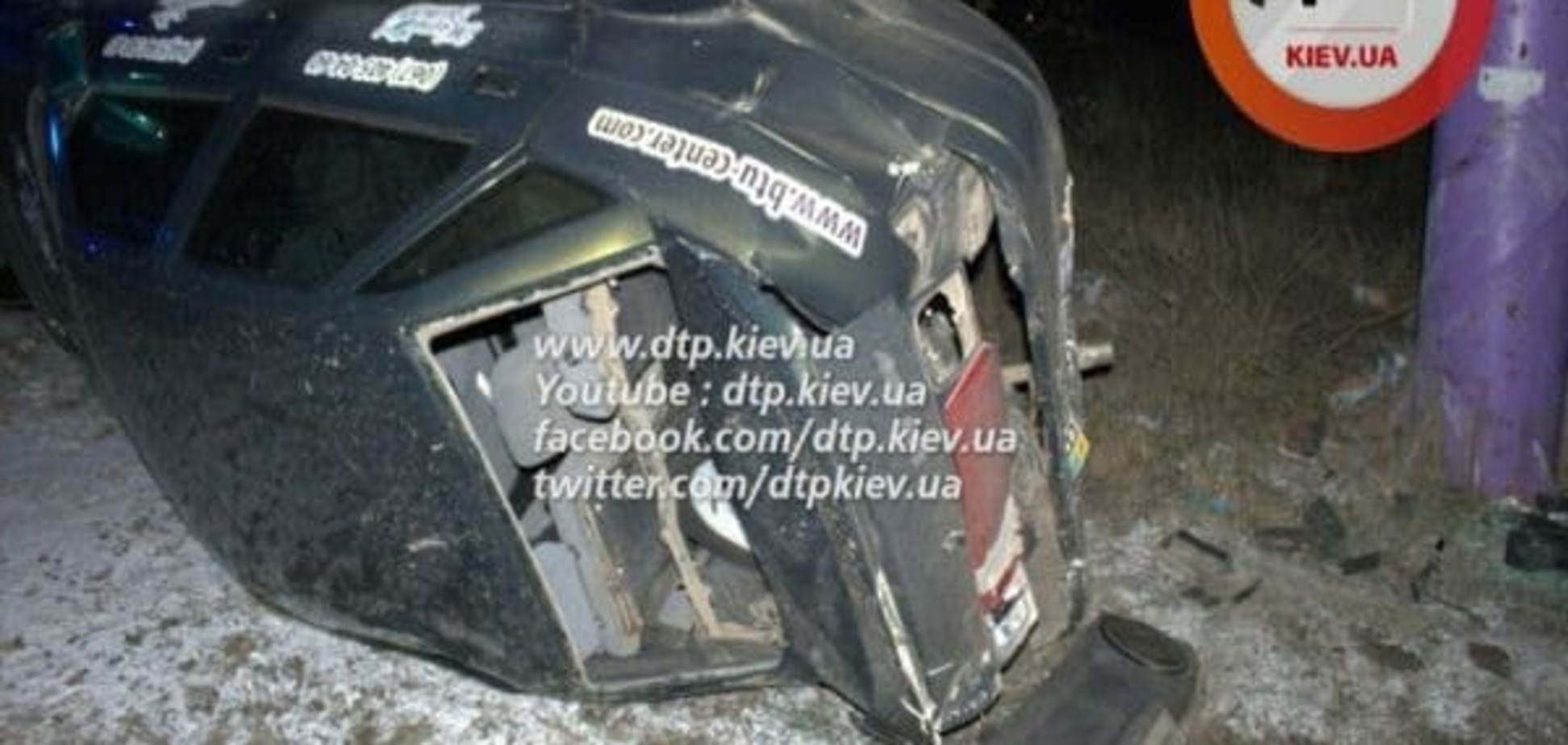 В Киеве на Окружной пьяный водитель 'ВАЗ' врезался в столб