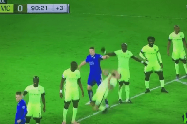 'Кошмарные страдания'. Футболист 'Манчестер Сити' устроил в матче клоунаду, после 'страшного удара': курьезное видео