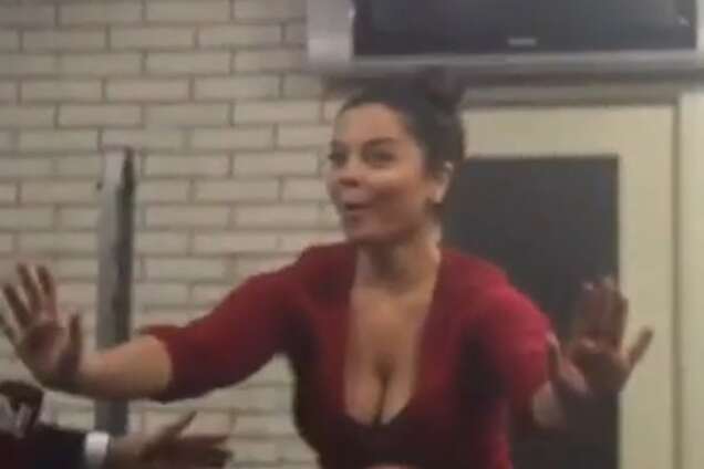 Чим не мавпа: Корольова залізла на шию чоловіка і показала пишний бюст