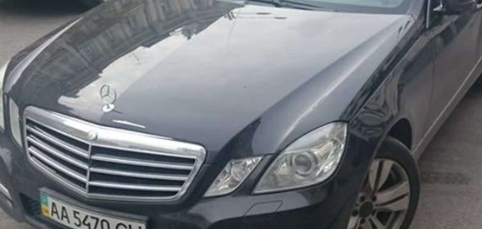 Герой парковки: у Києві власник Mercedes заблокував виїзд і хамив городянам