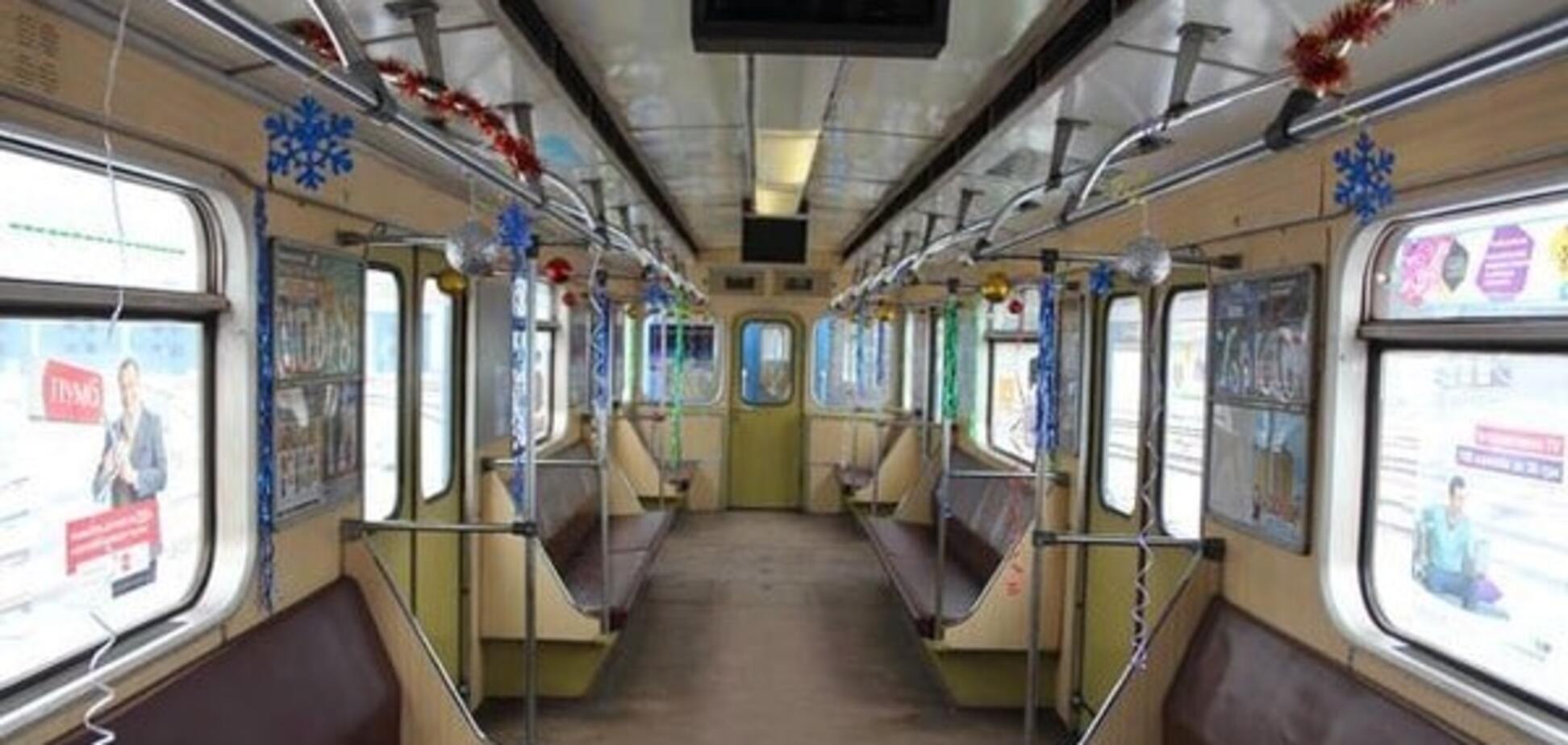 В киевском метро запустили новогодний вагон: фотофакт