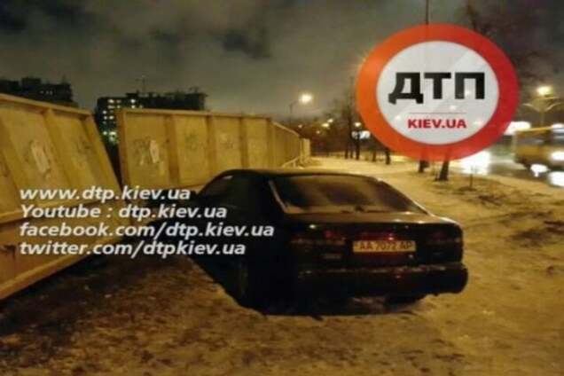 В Киеве нетрезвый экс-гаишник врезался в забор КПИ