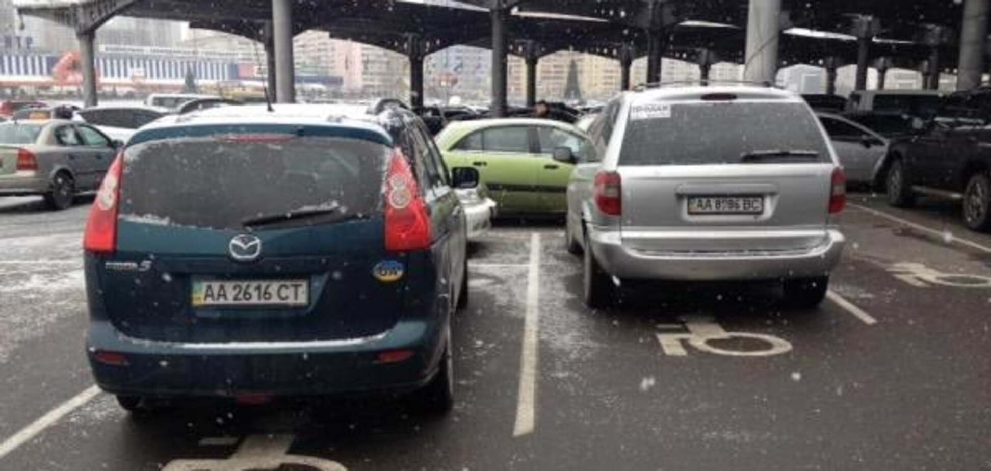 Повальная инвалидность: Mazda и Mitsubishi поделили парковку около ТЦ