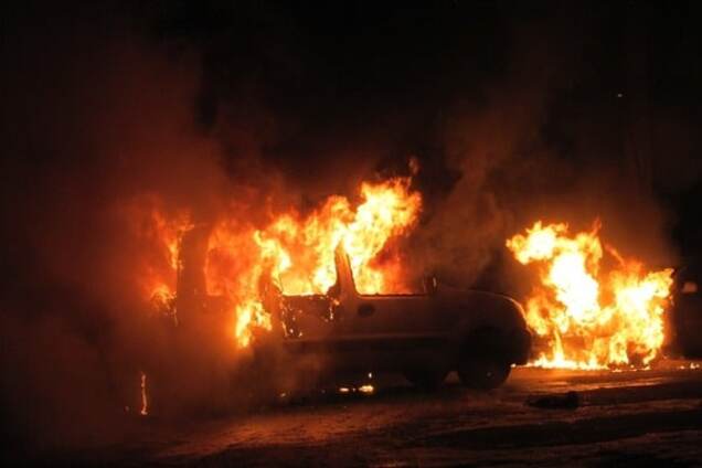 У Києві у дворі будинку згоріли два авто: фото з місця подій