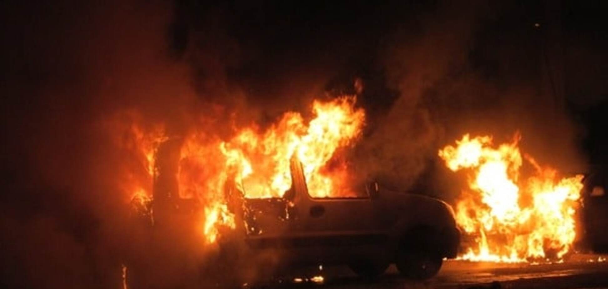 В Киеве во дворе дома сгорели два авто: фото с места событий