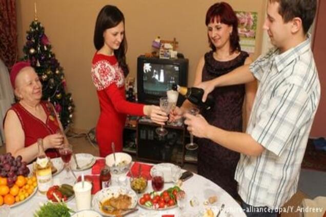 Скільки коштує новорічний стіл у Києві, Донецьку, Криму й Москві