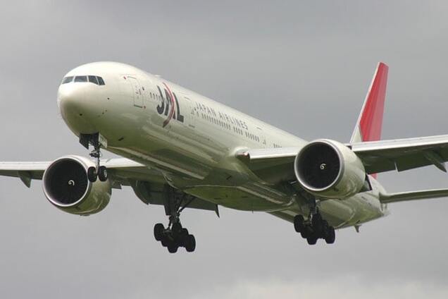 Японский самолет экстренно сел из-за отвалившейся детали