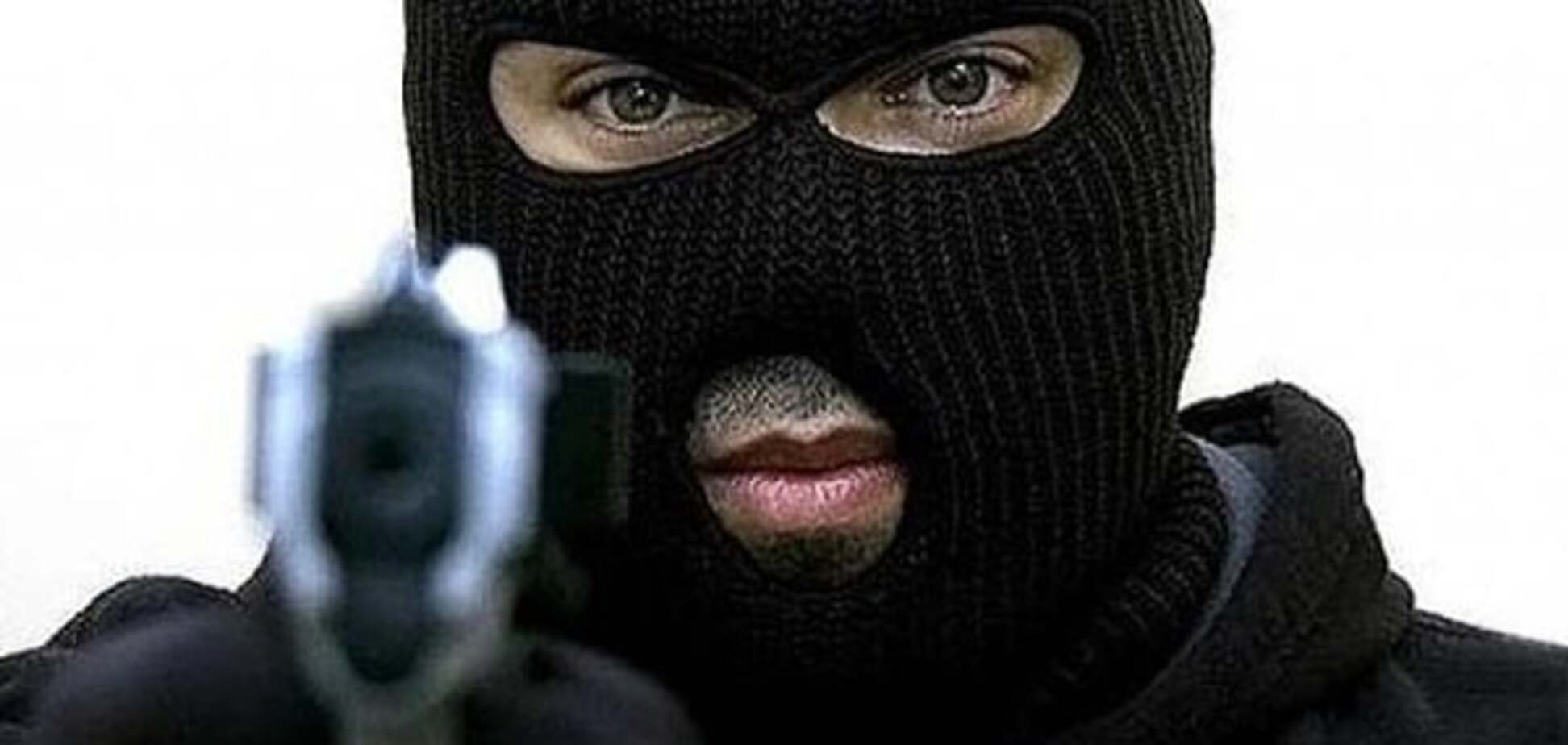 ЧП в киевском банке: вооруженный мужчина потребовал 1,5 млн грн