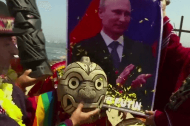 Перуанские шаманы встретили новый год с портретом Путина: видеофакт