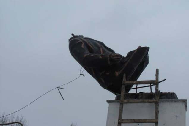 Обезглавили и снесли: на Харьковщине избавились от очередного Ленина. Фотофакт