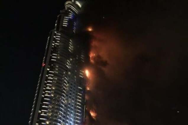 В Дубае вспыхнул отель-небоскреб, пламя охватило десятки этажей: опубликованы фото и видео
