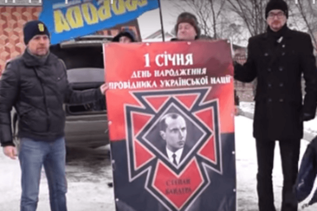 На въезде в Днепропетровск установили портрет Бандеры: видеофакт