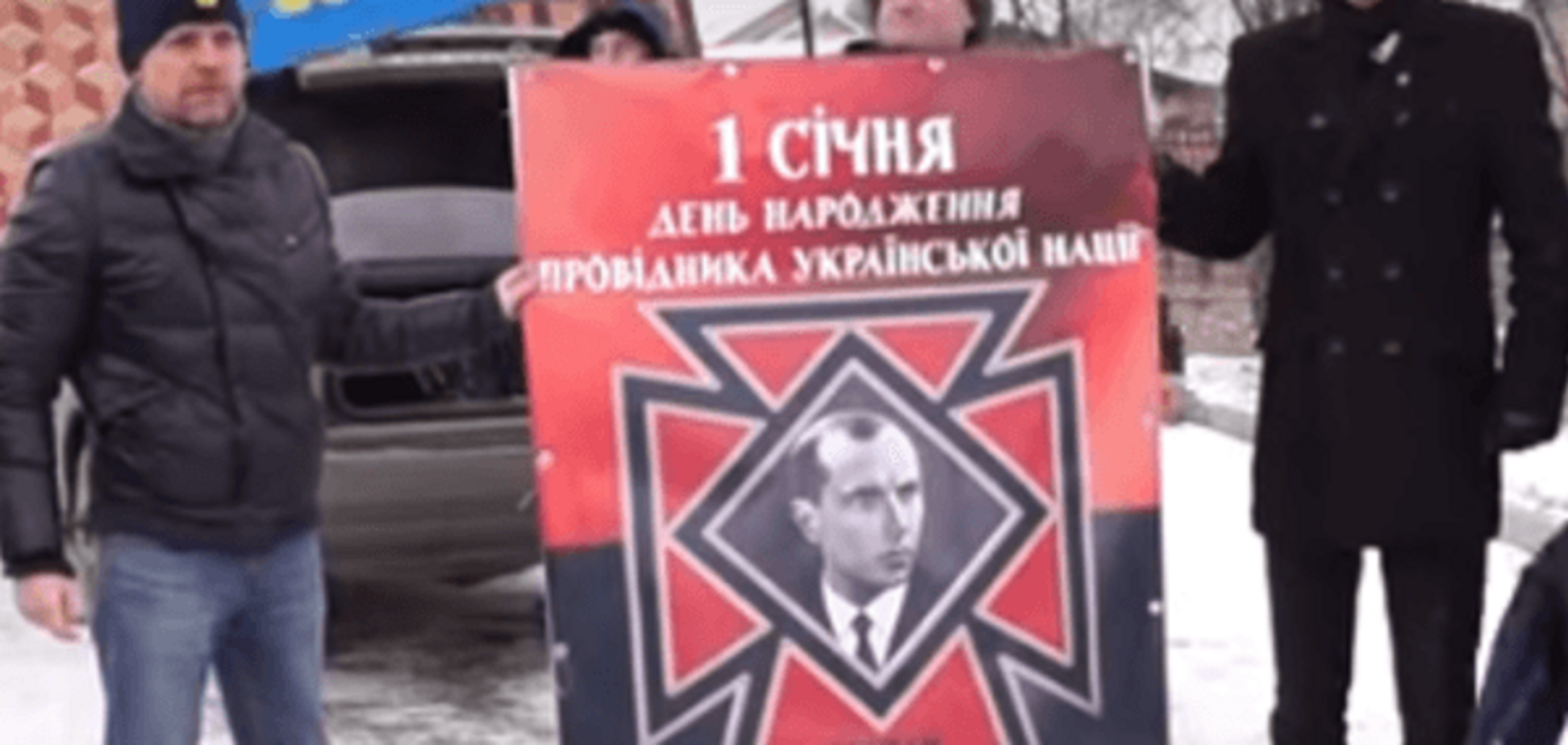 На въезде в Днепропетровск установили портрет Бандеры: видеофакт