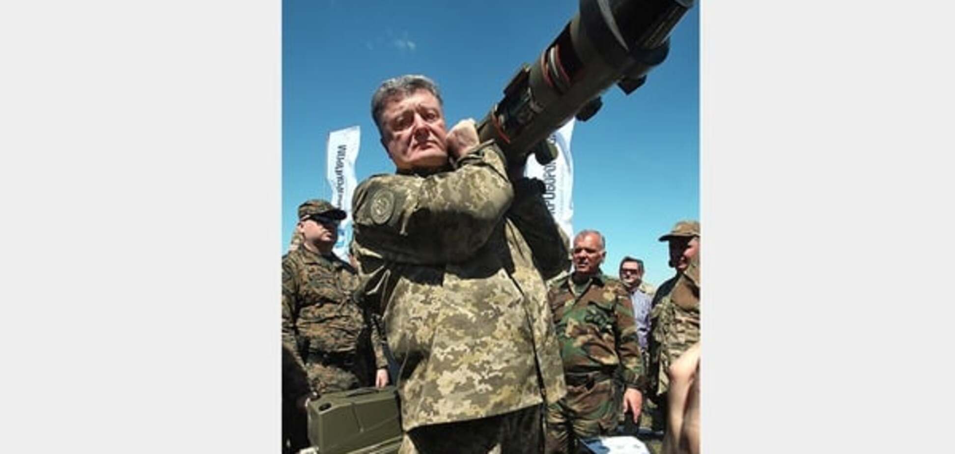 Порошенко с гранатометом стал 'звездой' в России: фотофакт