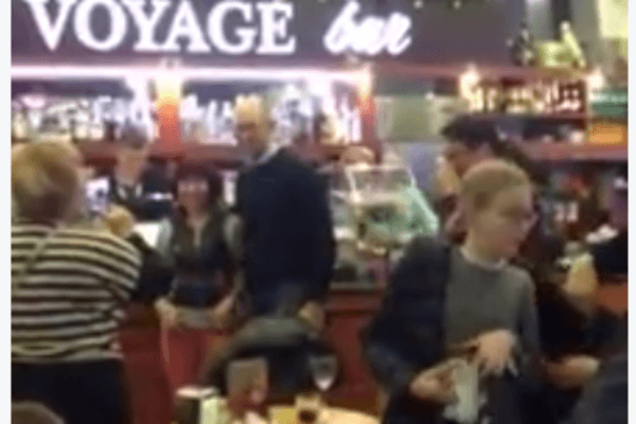 'Ходит такой без 'кулі' в лобе': Яценюк устроил фотосессию в аэропорту