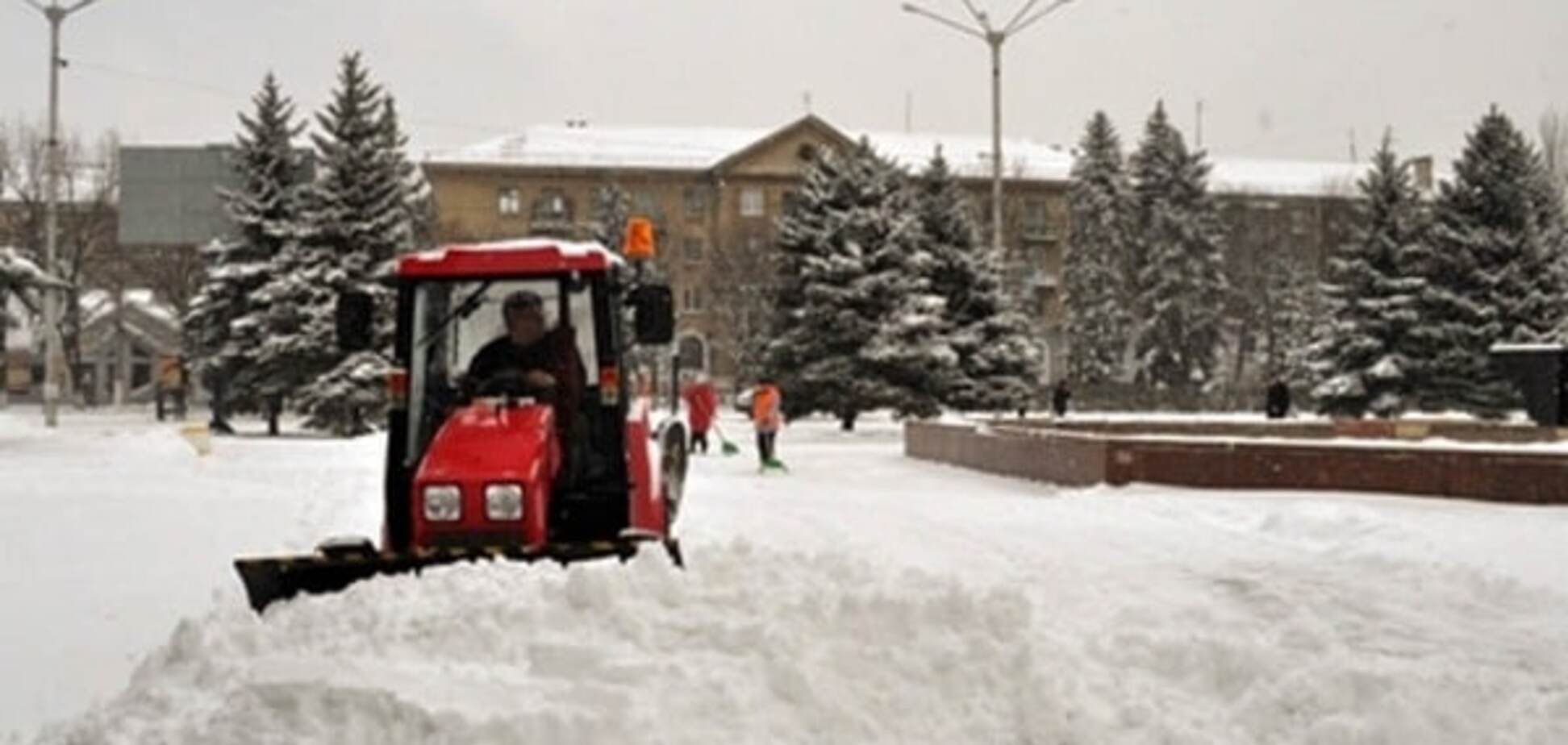 Горлівські комунальники прибрали сніг, що випав, ще позаторік: фотофакт
