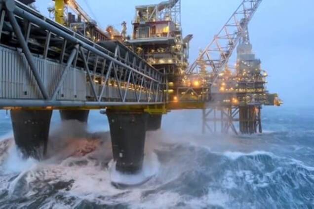 У Норвегії потужна хвиля обрушилася на бурову вишку, є жертви