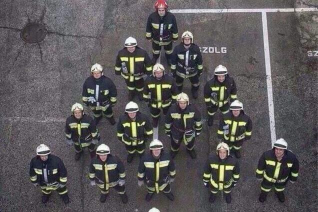 Выстроились в елочку: украинские спасатели оригинально поздравили с Новым годом. Фотофакт