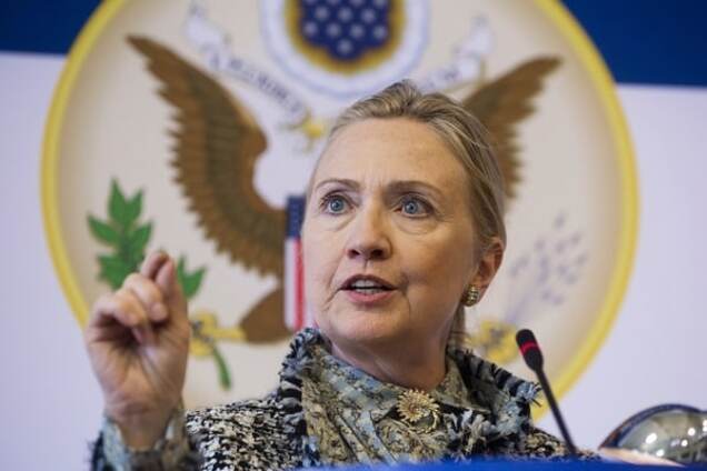 Кто кого перепьет: Хиллари Клинтон на спор 'глушила водку' с Джоном Маккейном