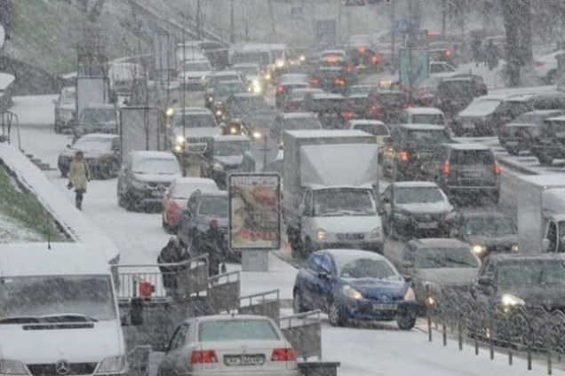 В Киеве полиция предупредила водителей об опасностях на дорогах