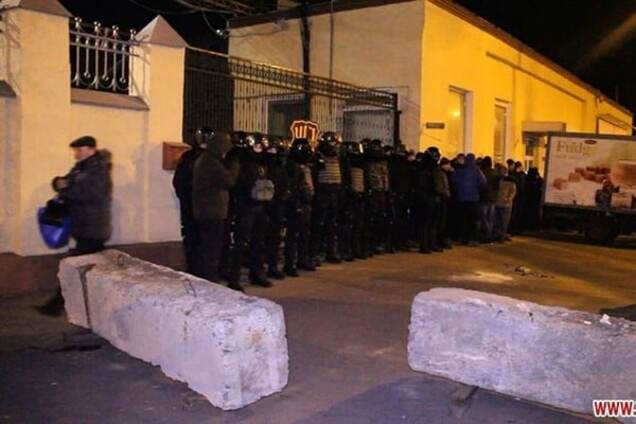 Захват Житомирской кондфабрики: к предприятию привезли 'титушек' и полицию. Фото и видеофакт