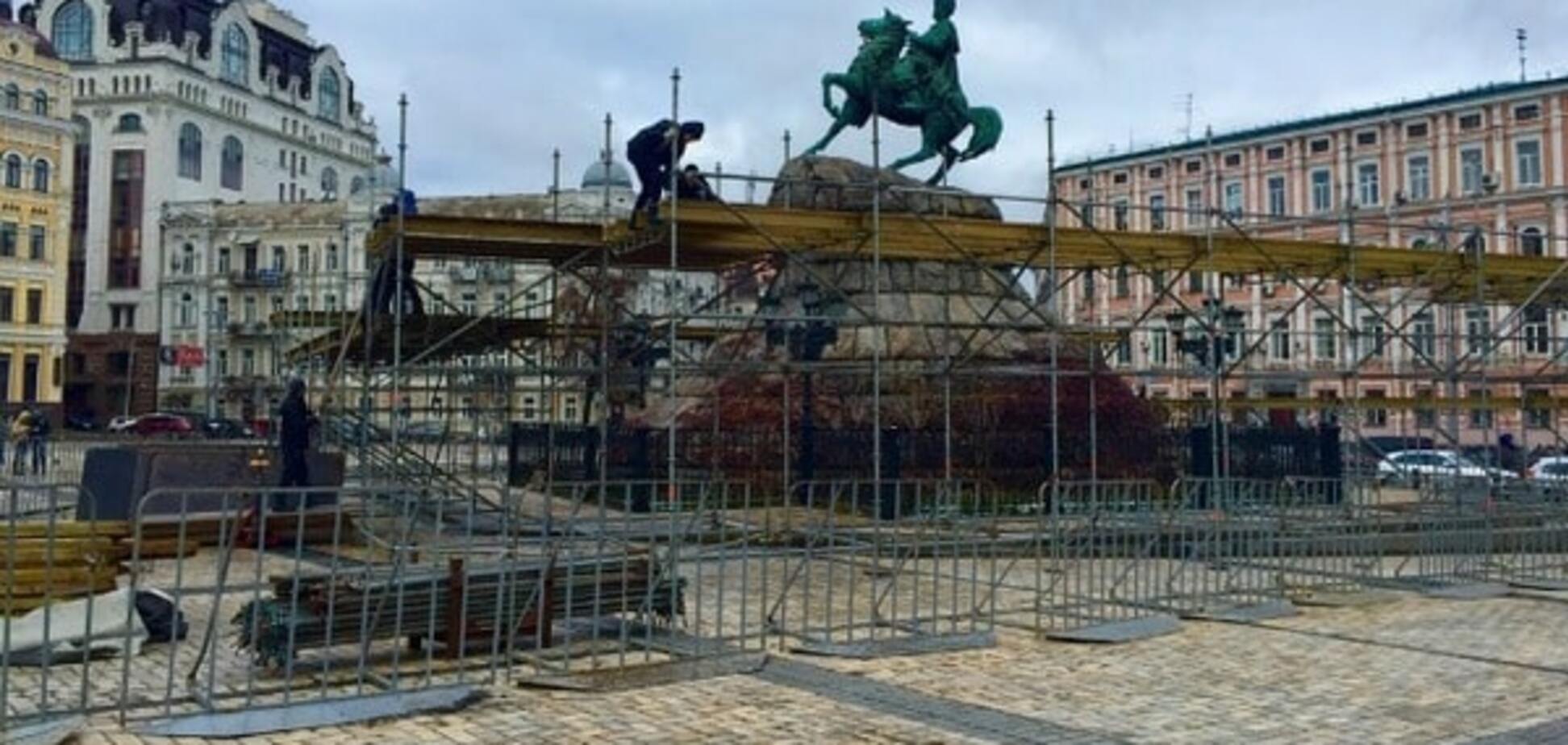 В Киеве начали строить рождественский городок: опубликованы фото 