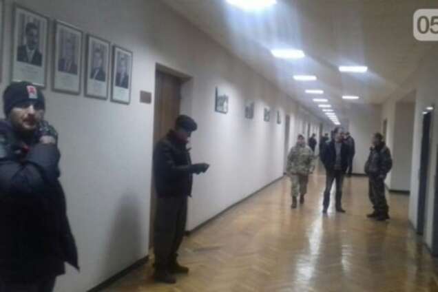 Активисты 'взяли под охрану' мэрию Кривого Рога: опубликованы фото