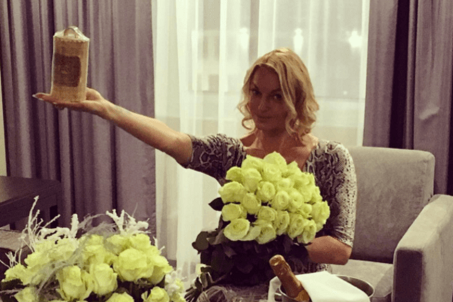 Звезда приболела: Волочкова лечилась чаем в компании грузина