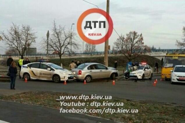 В Киеве водитель Hyundai убегал от полиции и сбил светофор