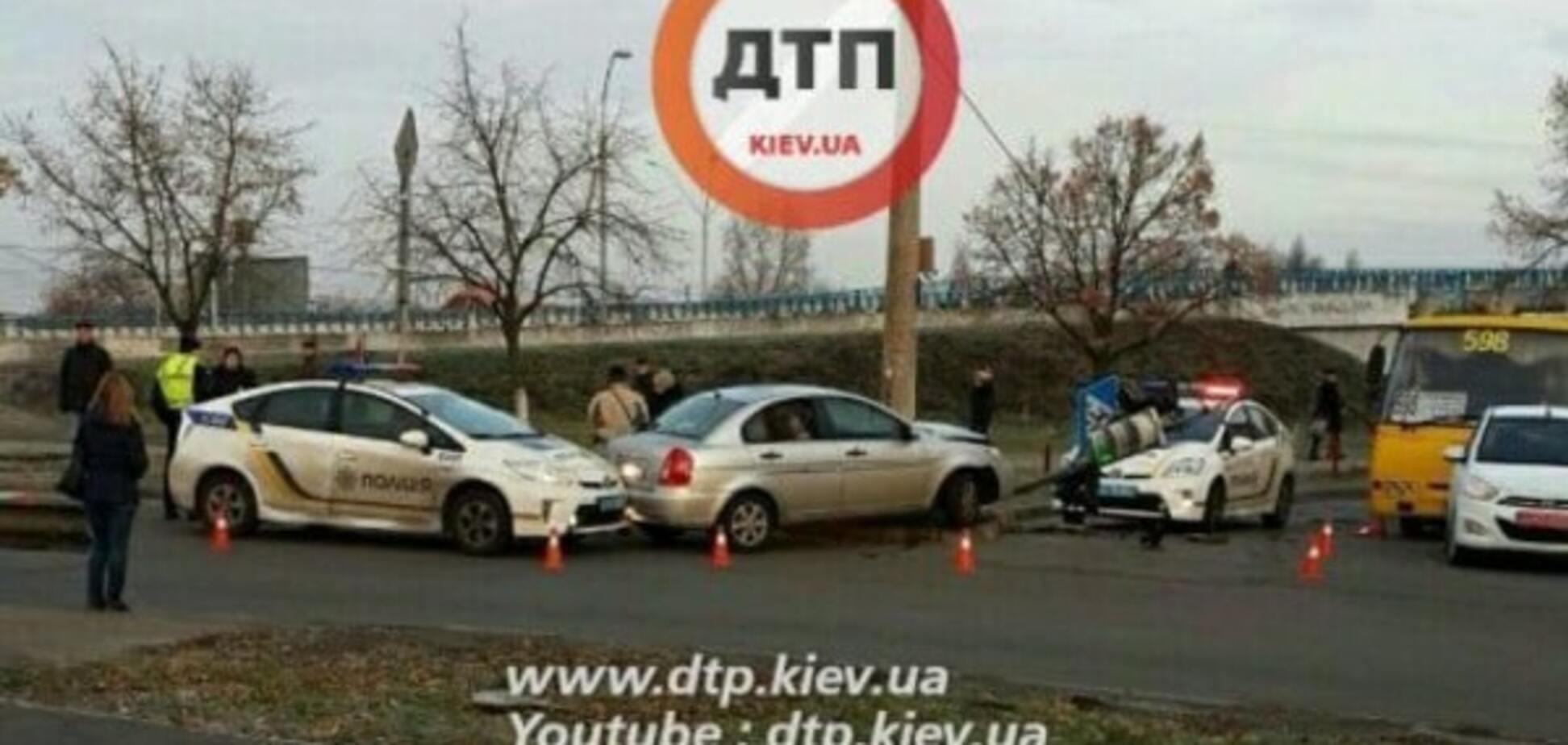 В Киеве водитель Hyundai убегал от полиции и сбил светофор