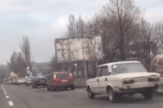 Обдерті борди та пограбовані автосалони: в мережі показали нинішній Донецьк