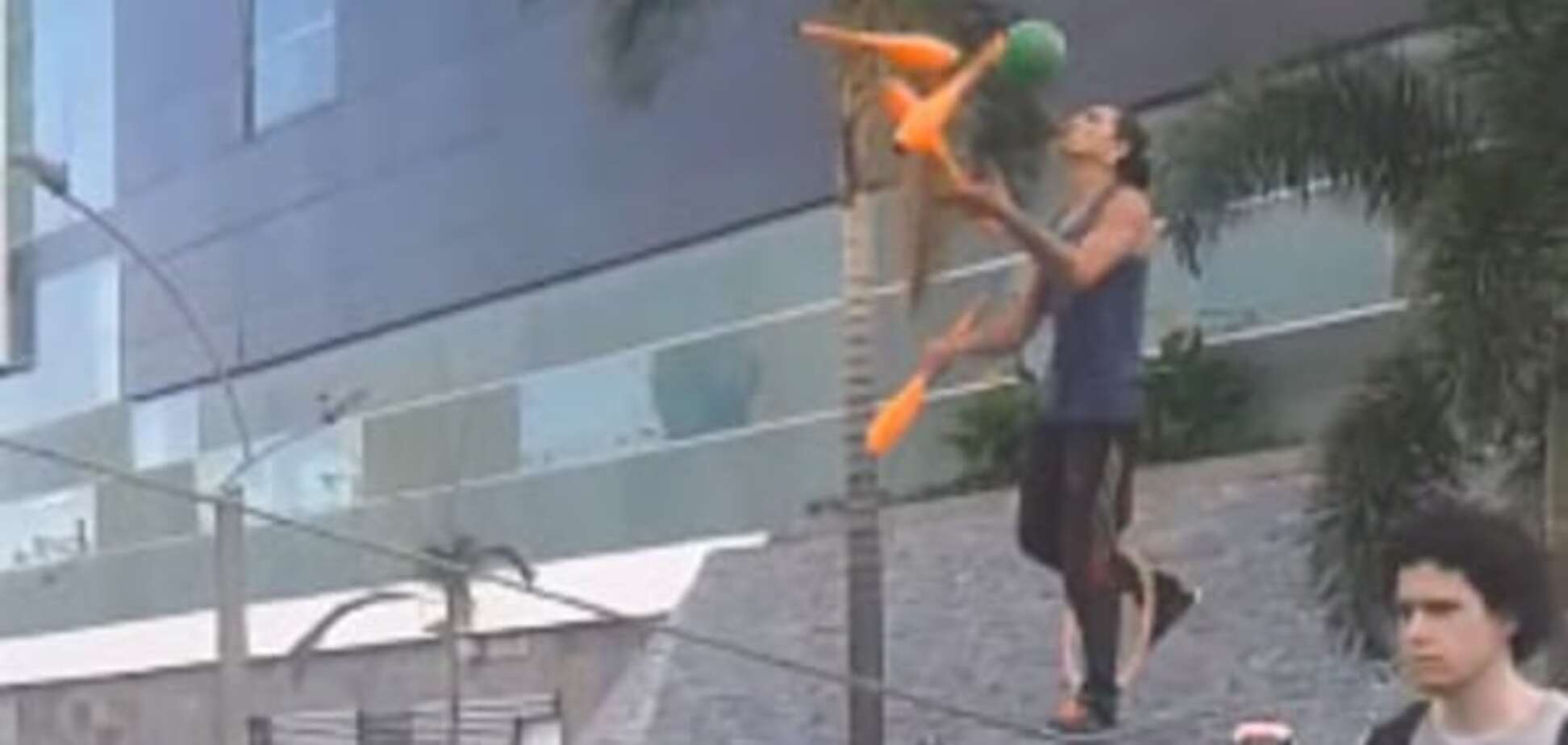 Шоу на дороге: смелый эквилибрист удивил сеть