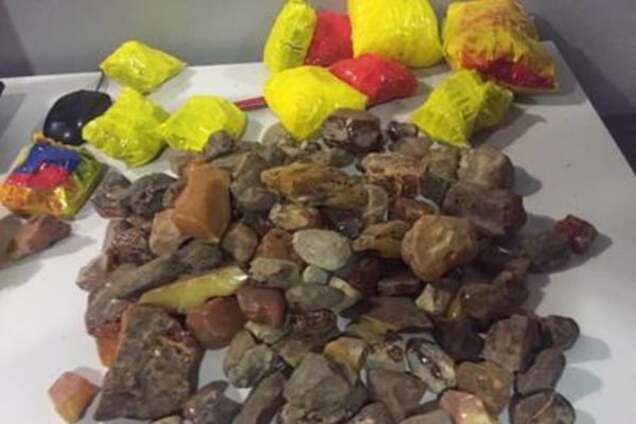 В 'Борисполе' поймали контрабандиста с янтарем на 600 тыс. грн: опубликованы фото