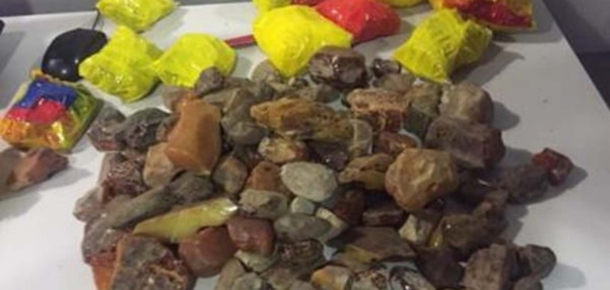 В 'Борисполе' поймали контрабандиста с янтарем на 600 тыс. грн: опубликованы фото