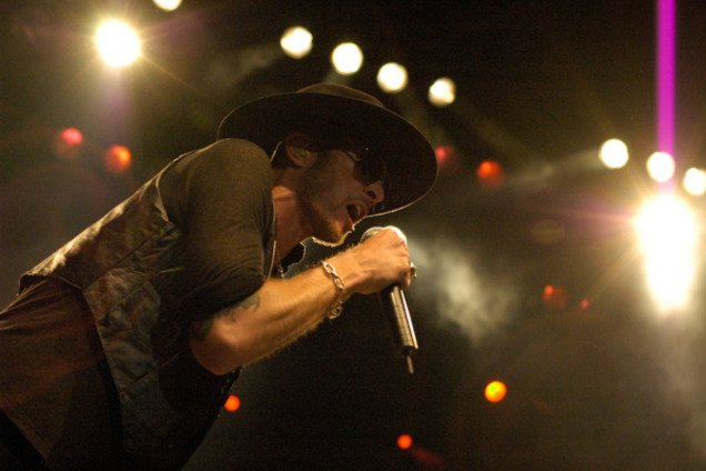 Известный рок-музыкант найден мертвым во время турне